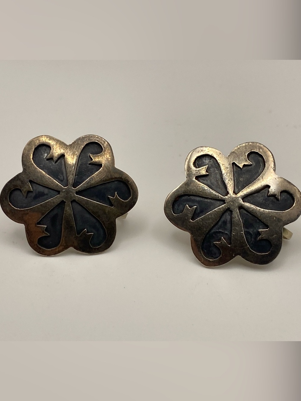 Vintage Taxco Mexico 925 Sterling Silver Niello Flower Screwback Earrings